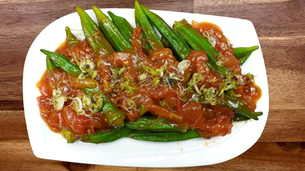 Đậu bắp sốt cà chua: Đậu bắp ngâm nước muối loãng, rửa sạch, cắt cuống. Đem luộc sơ đậu bắp qua 1 lần nước rồi vớt ra để ráo. Bắc chảo lên bếp, phi thơm hành băm, cho cà chua vào xào nhuyễn, thêm hạt nêm. Khi thấy cà chua mềm thì cho đậu bắp vào xào cùng, thêm gia vị 9 (nếu cần). Vậy là món ăn hoàn thành rất nhanh chóng.