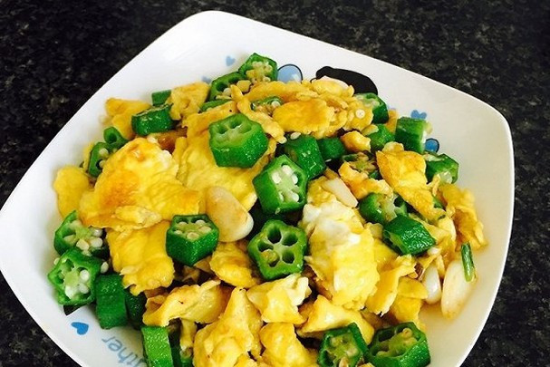 Đậu bắp xào trứng: Đậu bắp ngâm nước muối loãng, rửa sạch, đem thái vát thành miếng vừa ăn. Nhúng đậu bắp sơ qua nồi nước sôi rồi vớt ra để ráo - việc này giúp đậu bắp hết nhớt, nhanh chín và có màu xanh đẹp mắt. Trứng gà đánh tan với chút bột canh. Bắc chảo lên bếp, phi thơm hành khô, cho đậu bắp vào xào, thêm hạt nêm cho đậm vị, sau đó cho trứng vào, đảo nhanh tay đến khi chín.