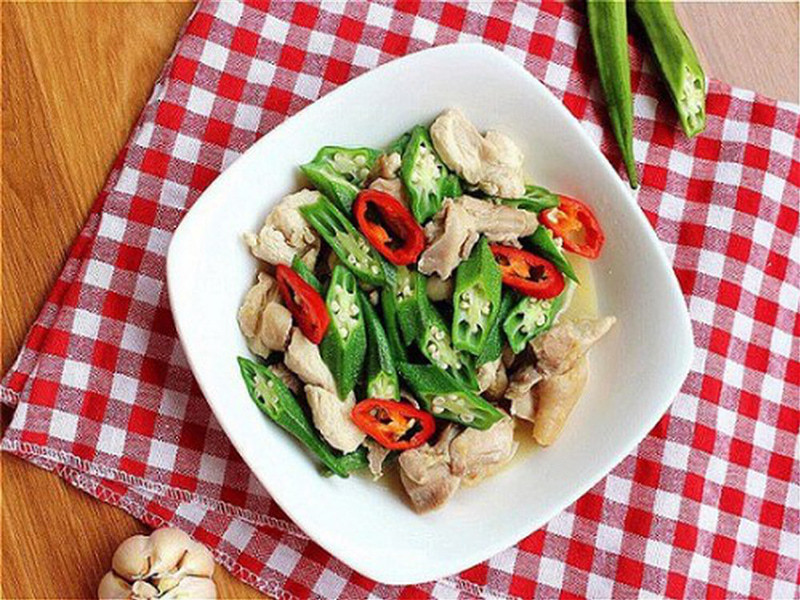 Bắc chảo lên bếp, phi hành băm, cho thịt gà vào xào qua, trút ra đĩa để riêng. Vẫn sử dụng chảo đó, phi thơm tỏi, cho đậu bắp vào xào sơ, thêm chút hạt nêm, sau đó cho thịt gà vào đảo cùng, cắt thêm vài lát ớt nếu bạn muốn ăn cay là hoàn thành.