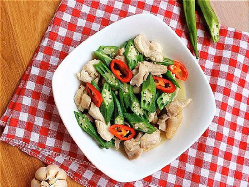 Bắc chảo lên bếp, phi hành băm, cho thịt gà vào xào qua, trút ra đĩa để riêng. Vẫn sử dụng chảo đó, phi thơm tỏi, cho đậu bắp vào xào sơ, thêm chút hạt nêm, sau đó cho thịt gà vào đảo cùng, cắt thêm vài lát ớt nếu bạn muốn ăn cay là hoàn thành.