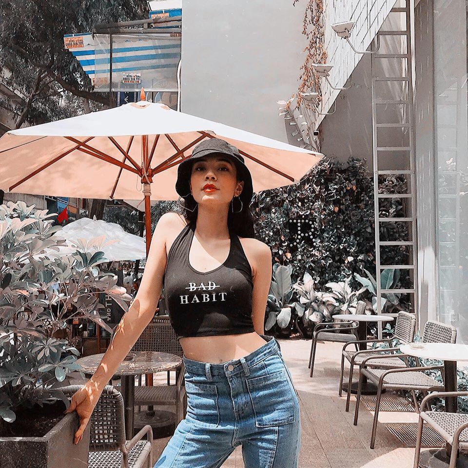 Cô nàng luôn biết thể hiện vẻ đẹp khỏe khoắn và năng động qua cách chọn trang phục. 