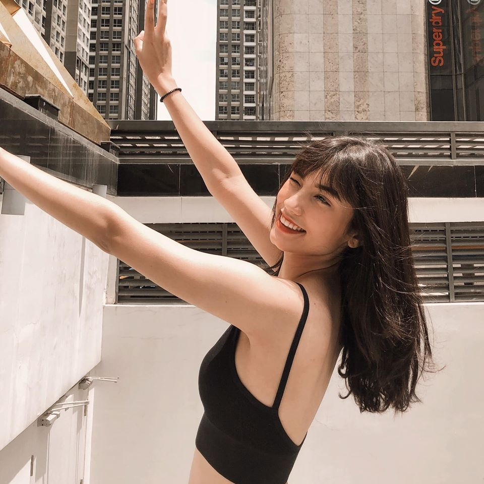 Bảo Nhi khá tự tin khoe vóc dáng với các kiểu áo croptop 2 dây.