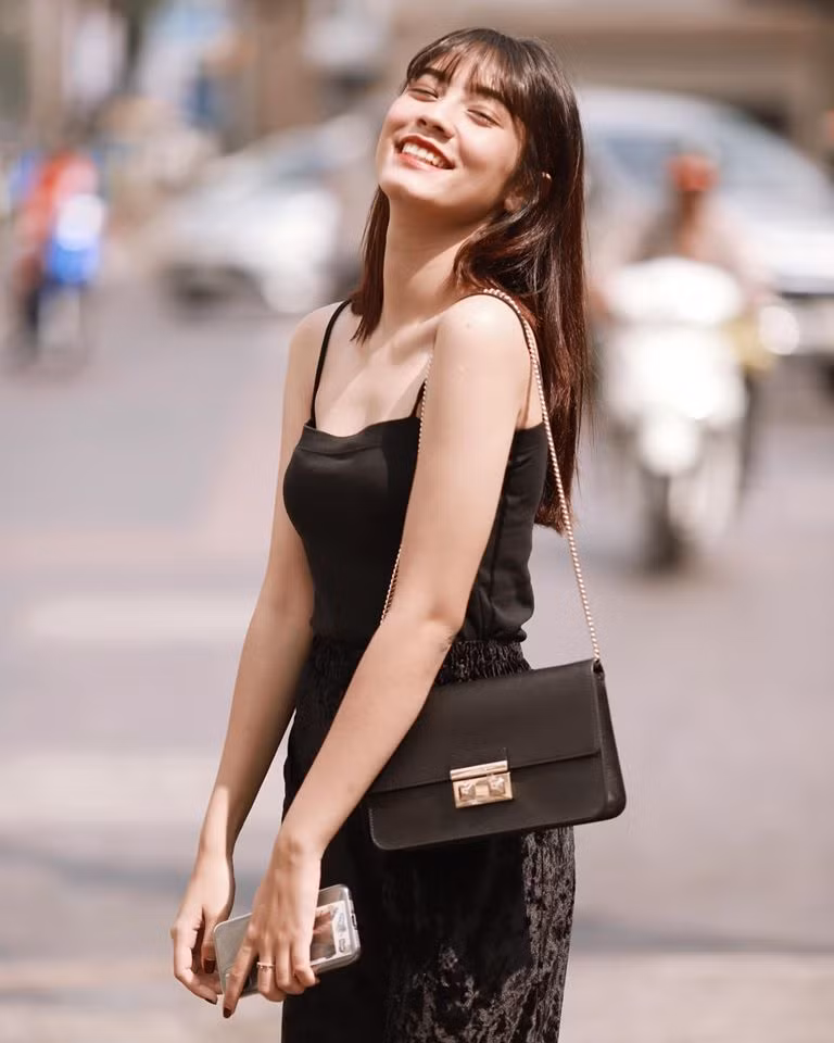 Hiện tại, cô bạn sống ở Sài Gòn và đang là học viên của lớp đào tạo tiếp viên hàng không.