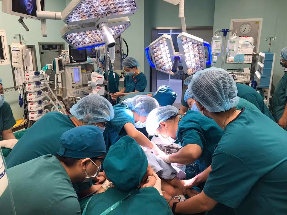 Ngày 15/7, Bệnh viện Nhi đồng Thành phố tổ chức cuộc phẫu thuật tách dính cặp song sinh Diệu Nhi- Trúc Nhi. Sau gần 12 tiếng đồng hồ với sự tham gia của gần 100 chuyên gia, y bác sĩ của các bệnh viện đầu ngành thành phố, ca phẫu thuật đã kết thúc tốt đẹp và thuận lợi.