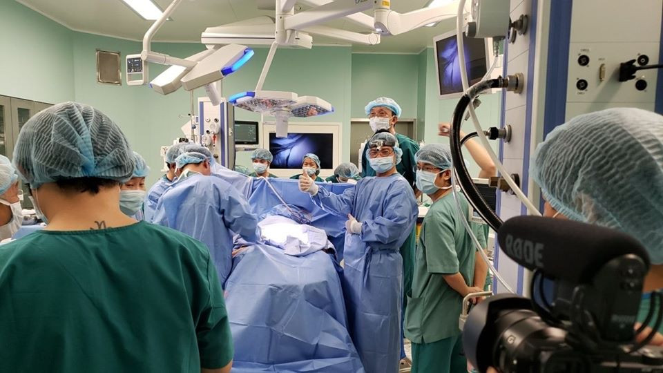 Việc chuẩn bị trước phẫu thuật tốt nên diễn tiến từ gây mê, sắp tư thế đúng dự kiến. Các bác sĩ đã chia nửa đầu đại tràng cho bé Trúc Nhi, nửa cuối kèm hậu môn thật cho Diệu Nhi. Việc tách cơ quan tiêu hóa, tiết niệu và tách xương của hai bé diễn ra thuận lợi.