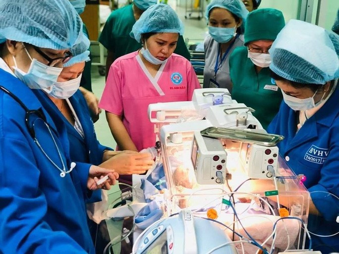 Cặp song sinh dính liền Trúc Nhi và Diệu Nhi được nuôi dưỡng với một chế độ đặc biệt, theo dõi tại bệnh viện suốt từ khi chào đời đến nay.