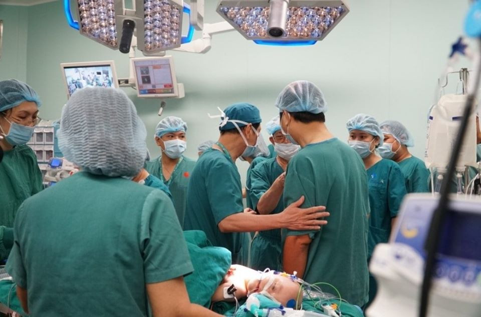 Song Nhi đã được chuyển khoa Hồi Sức Ngoại an toàn, tiếp tục được theo dõi sát tình trạng sức khỏe sau mổ, một hành trình cũng đầy khó khăn không kém.