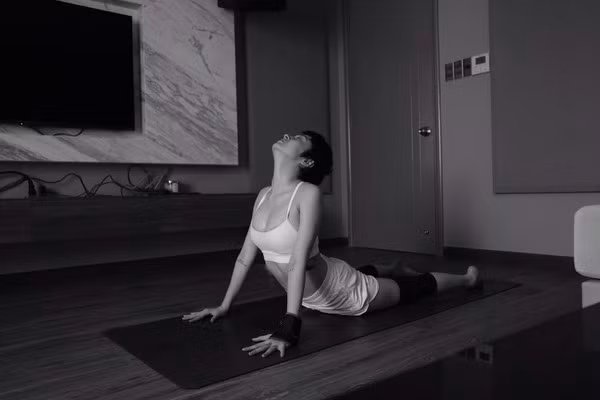 Bảo Anh chăm chỉ tập yoga tại nhà nhưng cũng không quên đăng hình ảnh khi tập cùng body quyến rũ, khoe trọn vòng 1 đầy đặn.