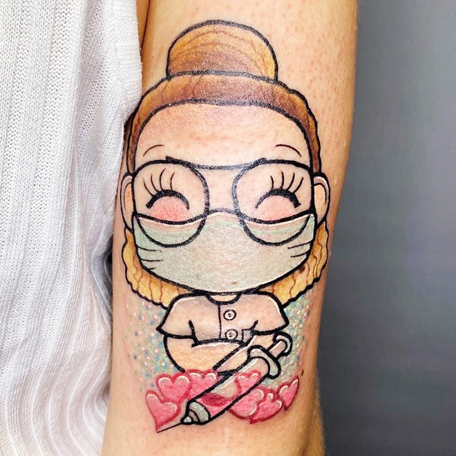 Hình ảnh bác sĩ, y tá, nhân viên y tế qua bàn tay khéo léo của thợ xăm trở thành tác phẩm đẹp mắt cũng như giàu ý nghĩa nhân văn.