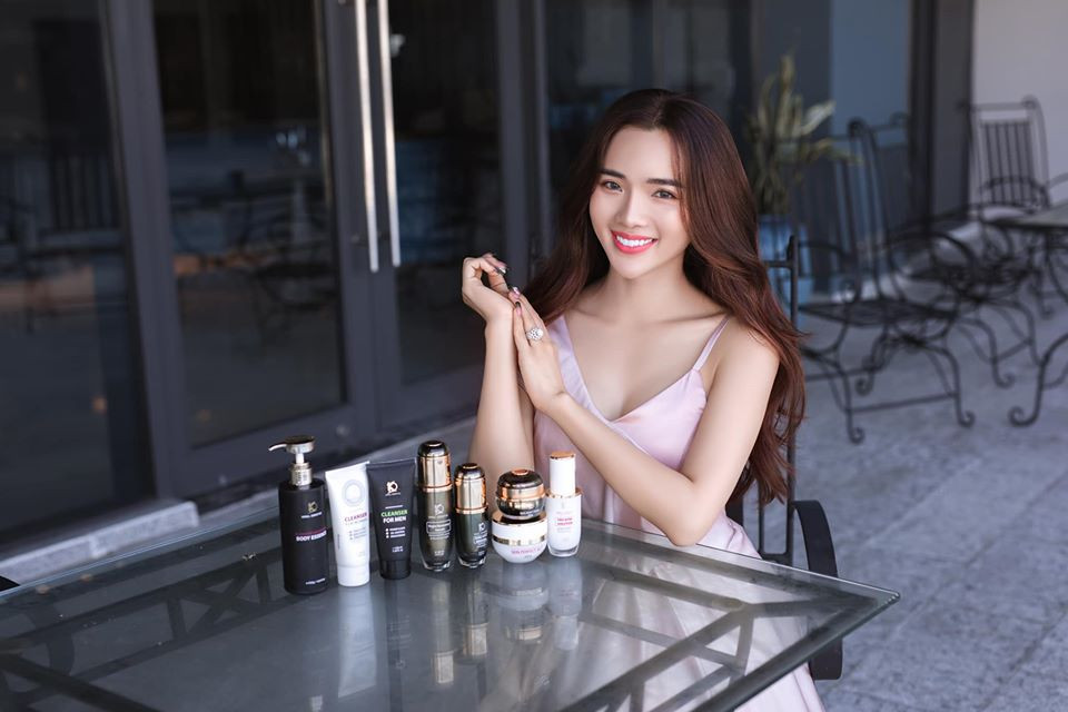 Bà mẹ 3 con trông cực kỳ sexy trong các kiểu đầm hai dây trễ nải.