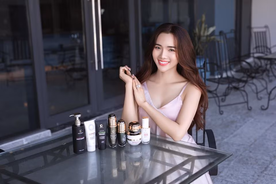 Bà mẹ 3 con trông cực kỳ sexy trong các kiểu đầm hai dây trễ nải.