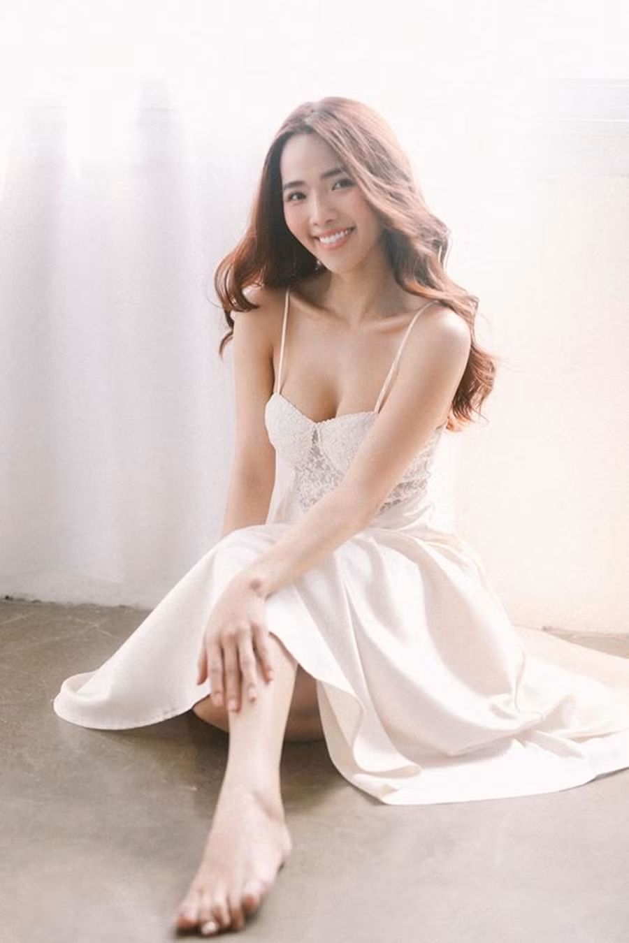 Không chỉ thường xuyên chọn mặc những bộ đồ khoe lợi thế hình thể, bà xã Ưng Hoàng Phúc còn chụp những bộ hình hút mắt và chia sẻ lên mạng xã hội để làm kỉ niệm.