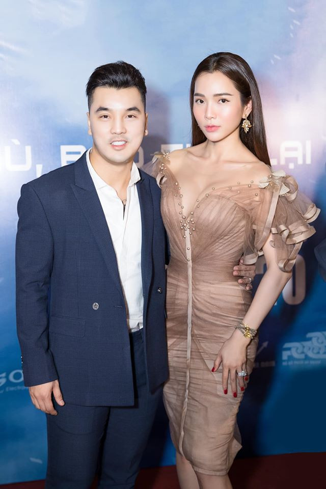 Xuất hiện tại các sự kiện, bà xã Ưng Hoàng Phúc gây ngỡ ngàng cho người xung quanh không chỉ bởi sắc vóc thon gọn của “bà mẹ 3 con” mà còn bởi gu thời trang sexy, trễ nải.