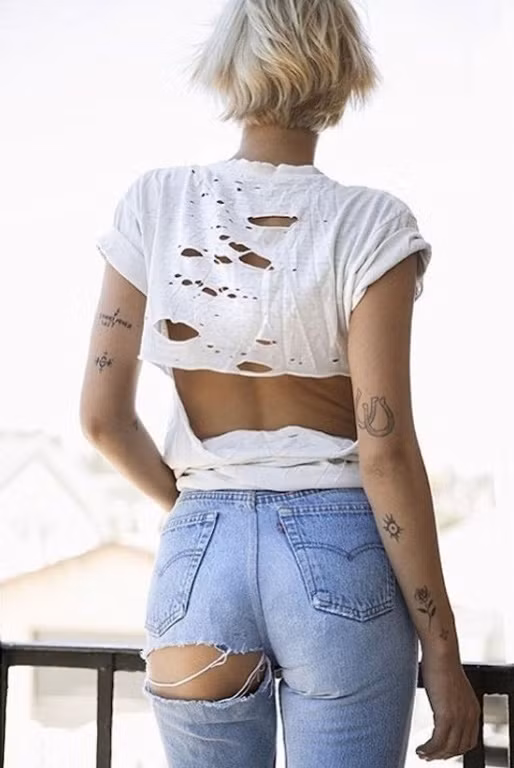 Quần jeans hở mông gây khá nhiều tranh cãi khi nó lại hở ở đúng chỗ đáng ra cần phải che nhất.