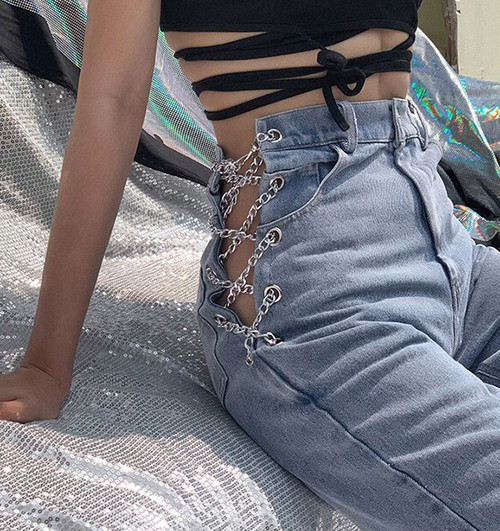 Quần jeans khoe khoảng hở táo bạo bên hông được trang trí nút đinh tán, dây xích là trend được loạt hot girl Hàn Quốc và Trung Quốc lăng xê. Ảnh: Internet.