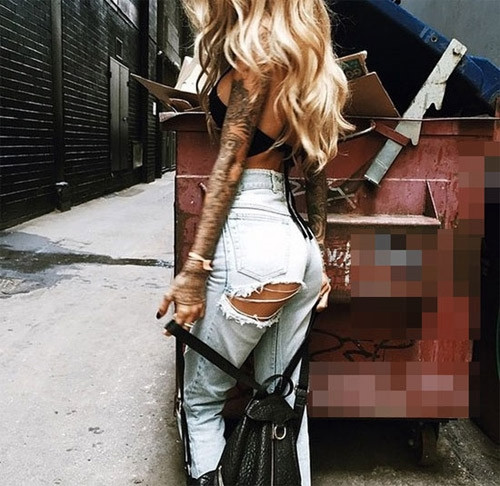 Với những dáng quần dài, người ta tạo điểm nhấn bằng cách khoét hai đường chéo để tạo khoảng hở ở mông.