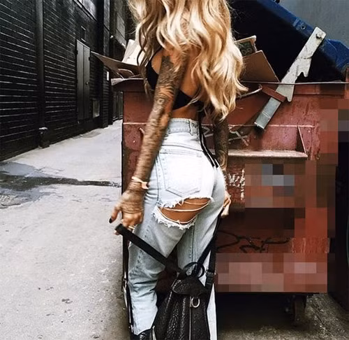 Với những dáng quần dài, người ta tạo điểm nhấn bằng cách khoét hai đường chéo để tạo khoảng hở ở mông.