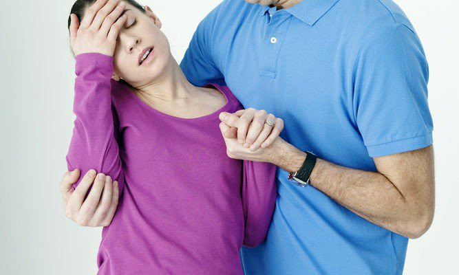 Ngất xỉu và mất ý thức: Ngất xỉu được lý giải là sự mất tạm thời hoặc đột ngột của ý thức. Đây cũng là triệu chứng khá phổ biến đối với hầu hết mọi người. Đôi khi ngất xỉu lại là dấu hiệu của bệnh tim mạch nguy hiểm, thậm chí đe dọa tính mạng. Đó là khi lượng máu đến não hoặc oxy trong máu bị giảm đột ngột gây ngất xỉu.