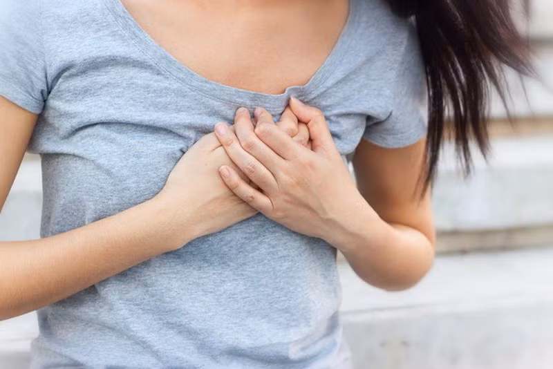 Đánh trống ngực là tình trạng đập bất thường của tim và cũng là triệu chứng khá phổ biến báo hiệu bệnh tim mạch. Hầu hết bệnh nhân mô tả về tình trạng đánh trống ngực giống như sự lệch nhịp của tim (gần như tim tạm dừng hoạt động, thường theo sau một nhịp đập đặc biệt mạnh) hoặc nhịp tim nhanh, chậm bất thường.