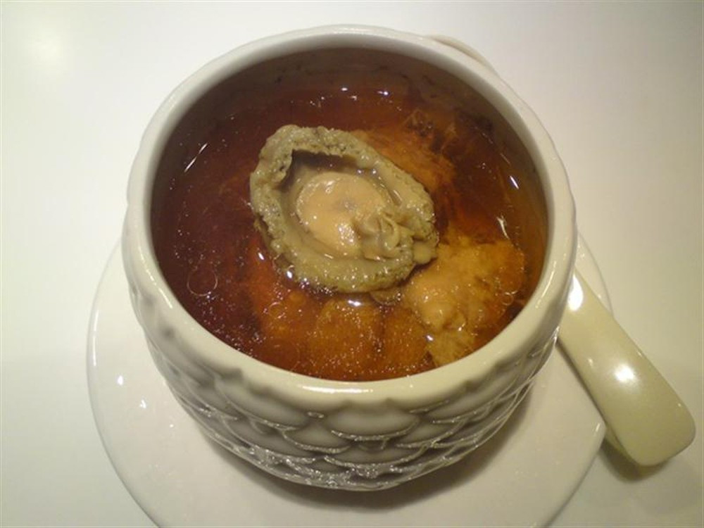 Súp bào ngư hải sản: Bào ngư lựa chọn cho món súp phải là bào ngư tươi sống. Sau đó, chúng ta sẽ nấu bào ngư cùng với điệp khô, gừng, bột đao và trứng gà. Gia vị cho món này gồm có dầu hào, nước tương, đường, muối, cốt gừng, hạt nêm… Nước hầm xương sẽ giúp cho món súp trở nên ngon ngọt hơn.