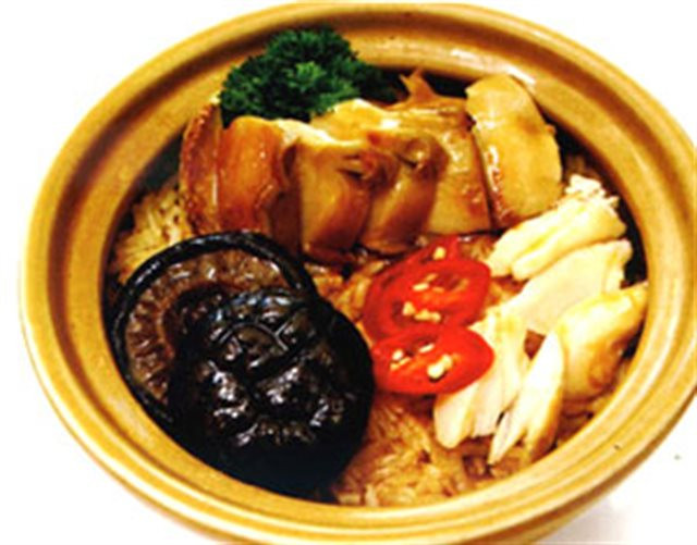 Để nấu cơm bào ngư ngon, người ta thường nấu cơm với nước dùng gà (nước luộc gà) để cơm có vị ngậy và màu sắc bắt mắt. Bào ngư được rửa sạch, đem cắt lát, đun sôi với hỗn hợp sốt gồm nấm đông cô, thịt cua, mỡ gà… Khi xong mọi công đoạn, chúng ta có thể cho nước sốt vào thố cơm, trang trí thêm hành, ớt cắt lát để món ăn vừa bắt mắt vừa thơm ngon, ngọt vị, hấp dẫn…