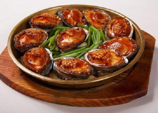 Bào ngư nướng sốt gừng tỏi: Có lẽ du khách sẽ ấn tượng nhất với món bào ngư nước xốt gừng tỏi. Gừng, tỏi băm vắt nước hòa với nước mắm, đường, ớt và tiêu làm nước sốt. Sau đó, cho hỗn hợp này vào từng con bào ngư, ướp khoảng 10 phút rồi đặt lên bếp than hồng. Ảnh: Internet. Mời độc giả theo dõi video "Chế biến món ngon từ nấm đông cô". Nguồn: VTC.