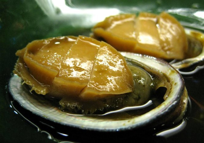 Bào ngư hấp gừng sốt dầu hào: Nếu không xem bào ngư là món chính, chúng ta có thể chế biến bào ngư thành món phụ ăn kèm với rau. Cách làm món này tương đối đơn giản. Đầu tiên, chúng ta dùng gừng và rượu làm sạch bào ngư. Chưng cách thủy bào ngư khoảng 20 phút, sau đó lấy bào ngư ra thái lát mỏng.