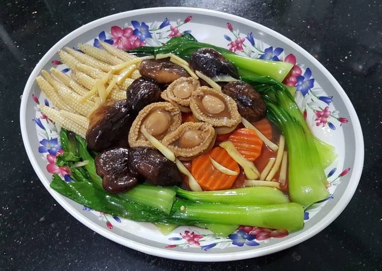 Bào ngư xào với nấm hoặc súp lơ là món ăn hay xuất hiện trong những thực đơn của các nhà hàng. Để làm nên món bào ngư xào đúng vị, đó chính là nước sốt. Nước sốt có độ sánh đặc biệt, nêm nếm tùy khẩu vị là có được món bào ngư xào ngon chuẩn rồi.