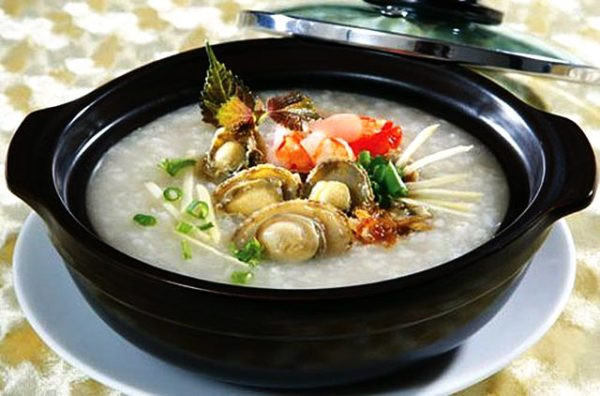 Cháo bào ngư là một cách chế biến đơn giản nhưng vẫn đảm bảo không bị "phung phí" chút dưỡng chất nào từ loại hải sản giàu dinh dưỡng này. Món ăn sẽ ngon hơn nếu được cho thêm 1 chút nấm rơm. Khi cháo mềm, chúng ta cho nấm rơm vào khuấy đều. Sau đó, nêm nếm với hạt nêm, đường cho vừa ăn rồi nấu khoảng 15 phút thì cho bào ngư vào nấu cùng. Đảo đều tay và nấu thêm khoảng 5 phút nữa món cháo bào ngư thơn ngon.