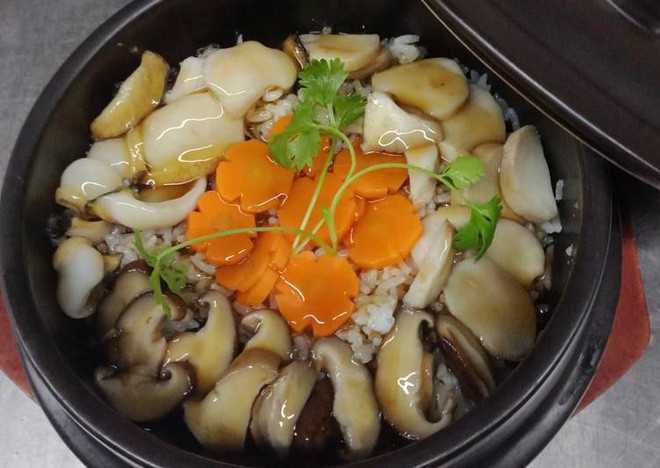  Cơm bào ngư là một trong những cách chế biến bào ngư phổ biến. Ngoài cơm và bào ngư, nguyên liệu chính cho món này còn có thịt cua, sốt nấm, nấm đông cô, thịt cua… và không thể thiếu nước dùng gà và mỡ gà.