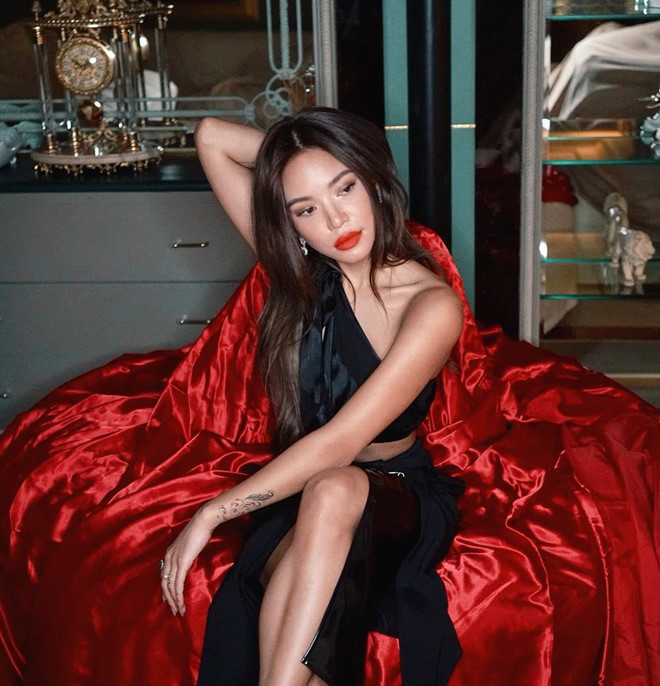 Theo Alvinology đưa tin năm 2017, Karraminah là con gái của hoàng thân Brunei - Jefri Bolkiah và người vợ thứ hai Evangeline del Rosario. Hoàng thân Jefri Bolkiah là em trai của Quốc vương Brunei - Hassanal Bolkiah, nổi tiếng với sự giàu có ít người sánh được.