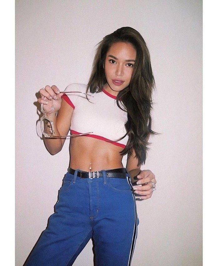 Những trang phục áo body croptop ôm sát hay quần skinny đều là những items ưa thích của cô