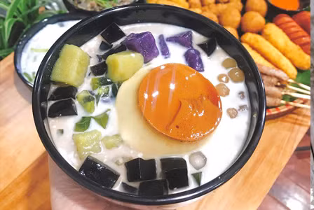 Các loại chè: Đây là món ăn vặt quen thuộc với mỗi người dân Hà Nội. Sau những ngày ở nhà tránh dịch, một bát chè ngon lành, mát lạnh sẽ giúp bạn giải nhiệt và nạp thêm năng lượng cần thiết.