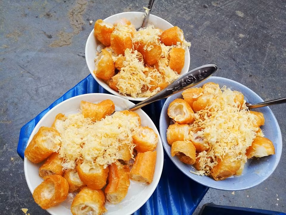 Cháo sườn quẩy là một trong những món ăn phổ biến khắp hang cùng ngõ hẻm của Hà Nội. Không cần cầu kỳ quán xá, một đôi quang gánh xếp bát với thìa, vài chiếc ghế nhựa con con đã đủ để tạo nên một quán cháo sườn quẩy quen thuộc với nhiều thực khách.