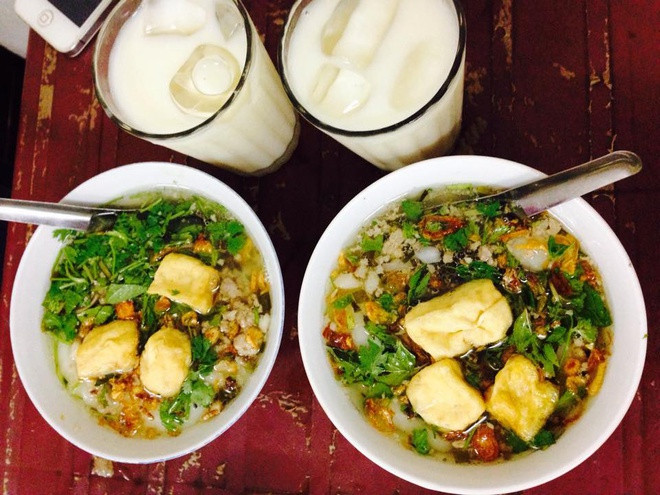 Bánh đúc: Món bánh đúc ăn nóng hổi có thịt băm, mộc nhĩ, hành được phi thơm thêm vài miếng đậu rán giòn, dai và rau thơm đi kèm.