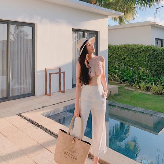 Cao Thái Hà dịp này cũng tranh thủ khoe dáng với áo bơi cực sexy bên bể bơi. Cô kết hợp trang phục với mũ rộng vành, túi xách để thêm nổi bật.