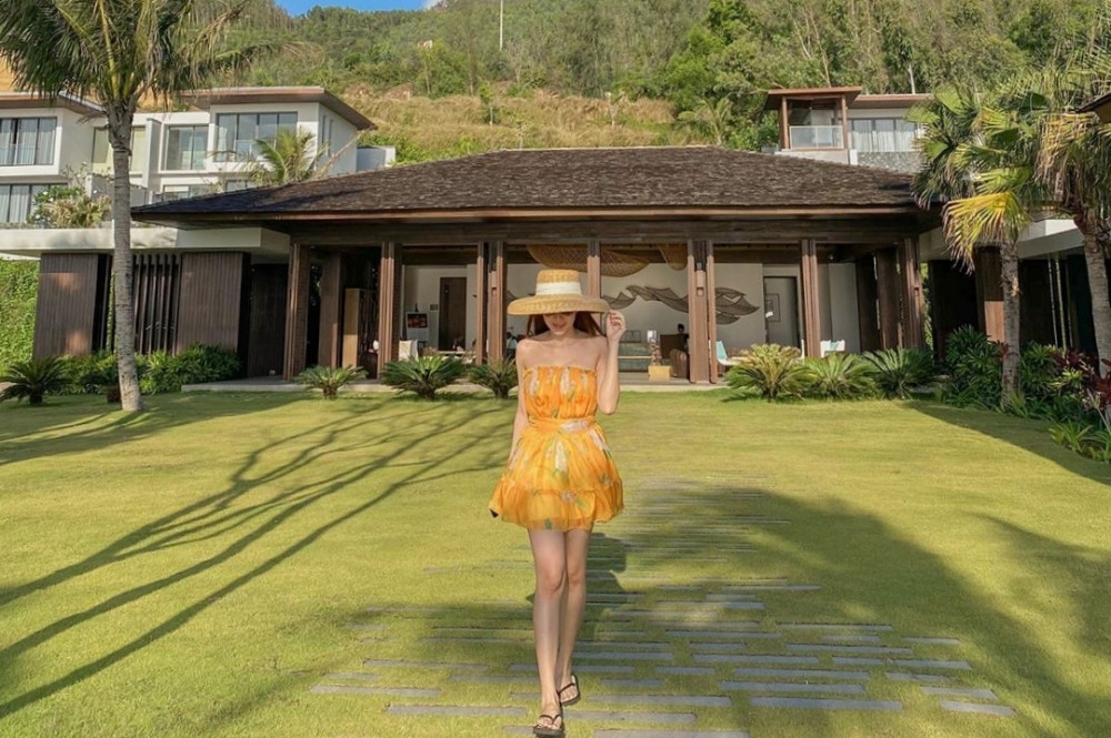 Người đẹp Lê Hà cực lỳ nổi bật khi diện váy cúp ngực màu vàng chói trong chuyến nghỉ dưỡng ở resort tại Quy Nhơn cùng chồng và con gái.