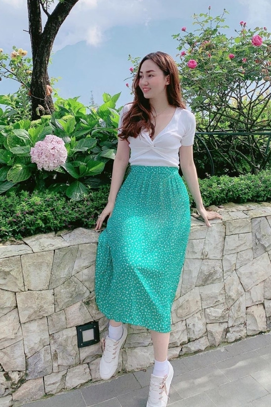 Á hậu Ngô Trà My trẻ trung tạo dáng cùng set đồ áo sơ mi trắng và chân váy hoa nhí màu xanh nhẹ nhàng ở Sapa.