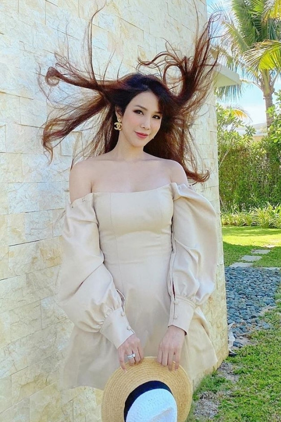 Diệp Lâm Anh thuê một villa có hồ bơi riêng để bảo đảm an toàn khi đi nghỉ cùng gia đình. Cô diện đầm trễ vai cực gợi cảm.