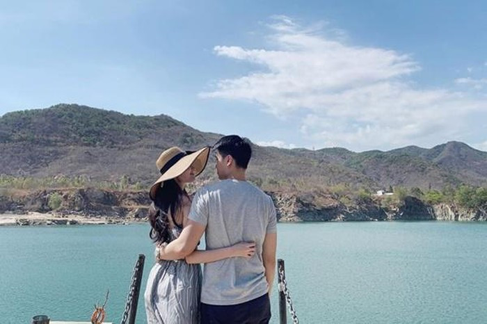 Á hậu Thùy Dung ăn diện sành điệu khi nghỉ dưỡng cùng người yêu ở Cần Thơ.