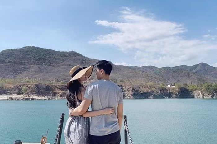 Á hậu Thùy Dung ăn diện sành điệu khi nghỉ dưỡng cùng người yêu ở Cần Thơ.