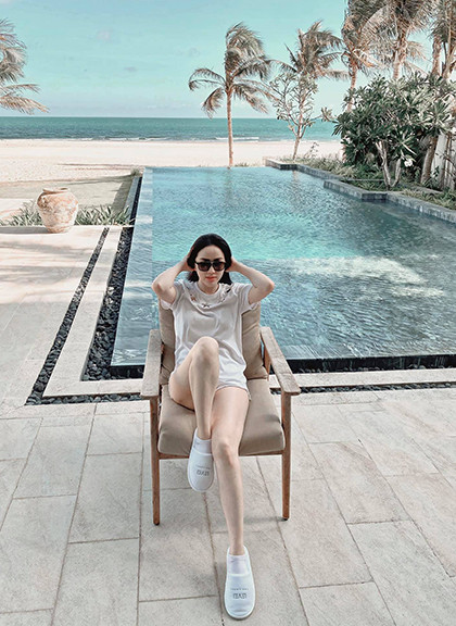 Bảo Thy ăn mặc trẻ trung khi đi nghỉ tại một khu nghỉ dưỡng nổi tiếng ở Hồ Tràm (Bà Rịa - Vũng Tàu).