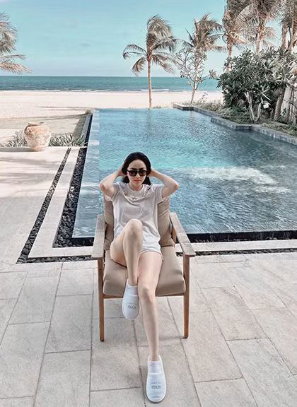 Bảo Thy ăn mặc trẻ trung khi đi nghỉ tại một khu nghỉ dưỡng nổi tiếng ở Hồ Tràm (Bà Rịa - Vũng Tàu).