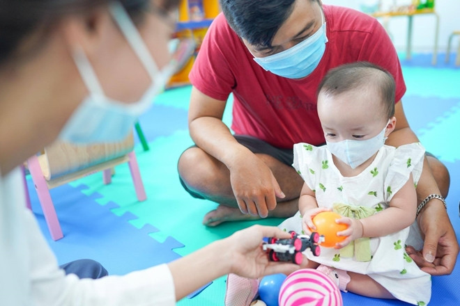 Trong thời gian chờ ca phẫu thuật tiếp theo, song Nhi được cha mẹ đưa về nhà để bố mẹ chăm sóc.