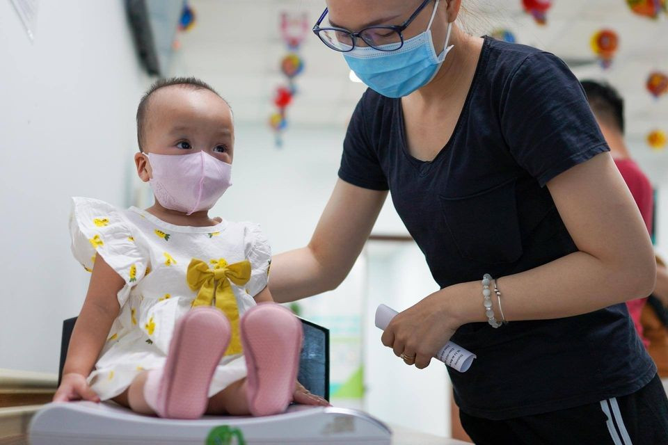 TS.BS Đặng Lê Như Nguyệt, Trưởng khoa Sức khỏe trẻ em, Bệnh viện Nhi đồng Thành phố, cho biết trước khi mổ tách, Trúc Nhi và Diệu Nhi đã được tiêm vaccine.