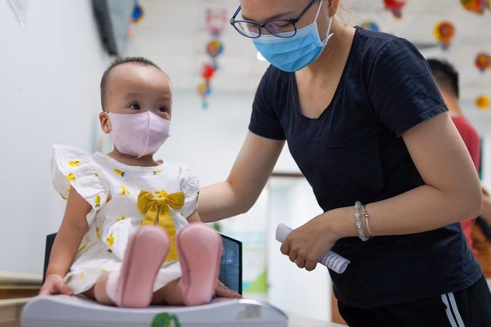 TS.BS Đặng Lê Như Nguyệt, Trưởng khoa Sức khỏe trẻ em, Bệnh viện Nhi đồng Thành phố, cho biết trước khi mổ tách, Trúc Nhi và Diệu Nhi đã được tiêm vaccine.