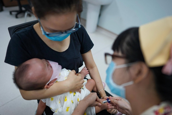 TS.BS Trương Quang Định, Giám đốc Bệnh viện Nhi đồng Thành phố, cho biết 2 bé đang đi theo đúng quỹ đạo phát triển như trẻ bình thường.