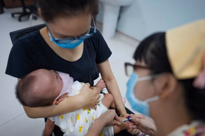 TS.BS Trương Quang Định, Giám đốc Bệnh viện Nhi đồng Thành phố, cho biết 2 bé đang đi theo đúng quỹ đạo phát triển như trẻ bình thường.