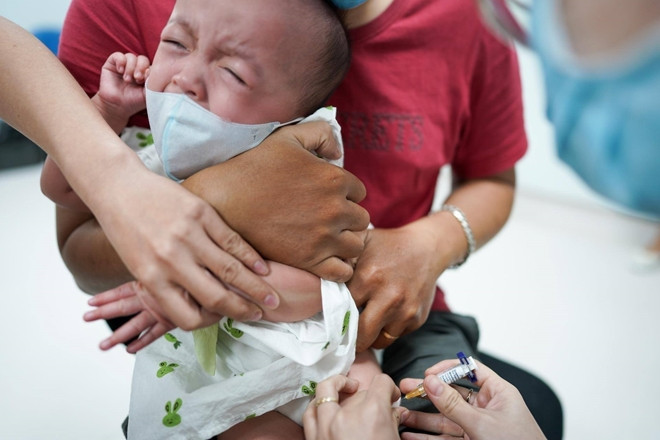 Ngày 23/9, cặp song sinh Trúc Nhi-Diệu Nhi được cha mẹ đưa đến khoa Sức khỏe trẻ em để tiêm chủng vaccine trước khi xuất viện. Song Nhi sắp được về nhà đón Trung thu trong thời gian chờ ca phẫu thuật tiếp theo.