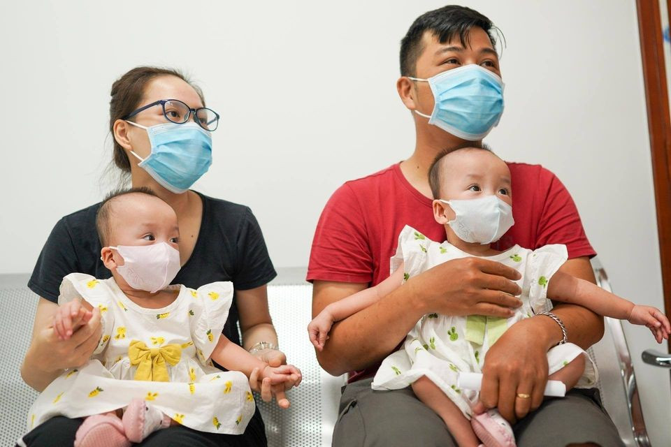 Bác sĩ Nguyễn Cát Phương Vũ (khoa hồi sức tích cực Bệnh viện Nhi đồng thành phố) cho biết trong tuần tới, ngày 30/9, cặp song sinh Trúc Nhi-Diệu Nhi sẽ được về nhà đón Tết Trung thu trong thời gian chờ cuộc phẫu thuật tiếp theo.